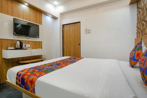Postel nebo postele na pokoji v ubytování FabHotel Galaxy Stay - Nr Morya Hospital