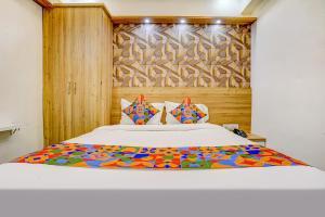 Postel nebo postele na pokoji v ubytování FabHotel Galaxy Stay - Nr Morya Hospital