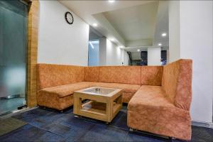 Posezení v ubytování FabHotel Galaxy Stay - Nr Morya Hospital