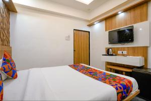Postel nebo postele na pokoji v ubytování FabHotel Galaxy Stay - Nr Morya Hospital