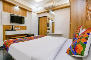 Postel nebo postele na pokoji v ubytování FabHotel Galaxy Stay - Nr Morya Hospital
