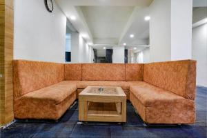 Posezení v ubytování FabHotel Galaxy Stay - Nr Morya Hospital