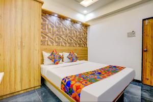 Postel nebo postele na pokoji v ubytování FabHotel Galaxy Stay - Nr Morya Hospital