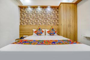Postel nebo postele na pokoji v ubytování FabHotel Galaxy Stay - Nr Morya Hospital