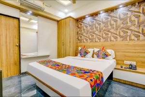 Postel nebo postele na pokoji v ubytování FabHotel Galaxy Stay - Nr Morya Hospital