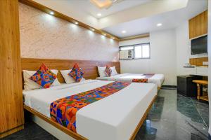 Postel nebo postele na pokoji v ubytování FabHotel Galaxy Stay - Nr Morya Hospital