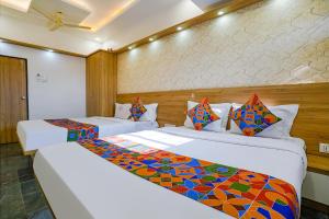 Postel nebo postele na pokoji v ubytování FabHotel Galaxy Stay - Nr Morya Hospital