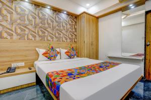 Postel nebo postele na pokoji v ubytování FabHotel Galaxy Stay - Nr Morya Hospital