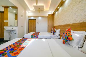 Postel nebo postele na pokoji v ubytování FabHotel Galaxy Stay - Nr Morya Hospital