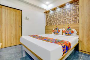 Postel nebo postele na pokoji v ubytování FabHotel Galaxy Stay - Nr Morya Hospital