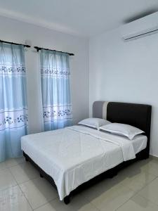Postel nebo postele na pokoji v ubytování Bayu Laut Resort