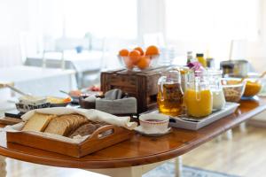 uma mesa com uma bandeja de pão e bebidas em Bed&Breakfast Tuure em Turku