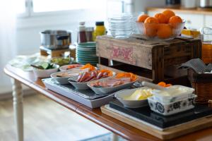 une table avec plusieurs bols de nourriture dans l'établissement Bed&Breakfast Tuure, à Turku