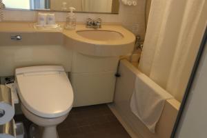 małą łazienkę z toaletą i umywalką w obiekcie Hotel Sun Valley Annex w mieście Beppu