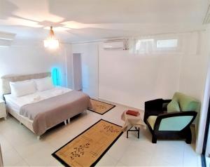 ein Hotelzimmer mit einem Bett und einem Stuhl in der Unterkunft Sere in Antalya