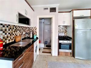 eine Küche mit einer Spüle und einem Kühlschrank in der Unterkunft Sere in Antalya