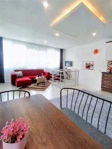 ein Wohnzimmer mit einem Tisch und einem roten Sofa in der Unterkunft Sere in Antalya