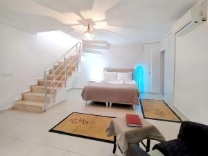 ein Schlafzimmer mit einem Bett und einem Treppenaufgang in der Unterkunft Sere in Antalya