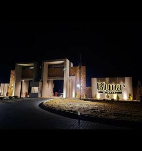 um edifício com uma placa à noite em شاليه فندقى سياحى em Ain Sokhna
