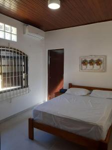 Ένα ή περισσότερα κρεβάτια σε δωμάτιο στο Casa grande com piscina churrasqueira e garagem Praia do Lázaro Ubatuba