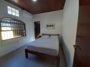 Ένα ή περισσότερα κρεβάτια σε δωμάτιο στο Casa grande com piscina churrasqueira e garagem Praia do Lázaro Ubatuba