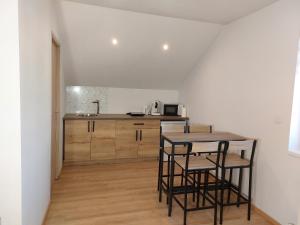 Kuchyňa alebo kuchynka v ubytovaní Famille House 201 + 10 fotografií
