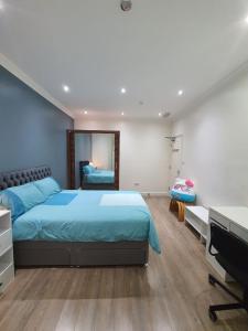 a bedroom with a large bed and a mirror at Cosy Entire Home Kingscross Central London in London