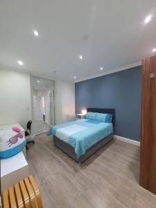 Llit o llits en una habitació de Cosy Entire Home Kingscross Central London