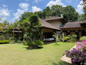 una casa con un jardín delante de ella en Lui Farm Villa - Private Villa for Staycation & Retreat, en Hulu Langat