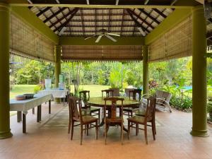 Restorāns vai citas vietas, kur ieturēt maltīti, naktsmītnē Lui Farm Villa - Private Villa for Staycation & Retreat