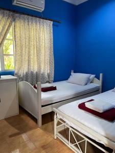 Lui Farm Villa - Private Villa for Staycation & Retreat tesisinde bir odada yatak veya yataklar