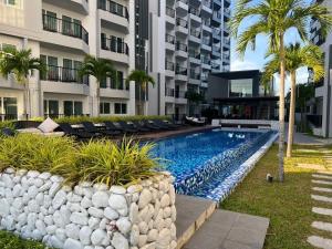 Bazén v ubytování Mantra Condo Mae Phim MB217 with 2 bed room nebo v jeho okolí