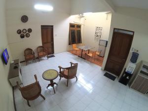 einen Blick über ein Zimmer mit Stühlen und einem Tisch in der Unterkunft Omah Nandan Homestay Jogja in Kejayan