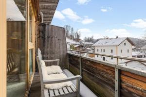 einen Balkon mit einer Bank und Blick auf den Schnee in der Unterkunft Casa Hirsch - Zentral, Bergblick, TV, Nespresso in Miesbach