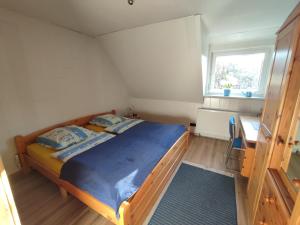 a small bedroom with a bed and a window at Surek in Soltau