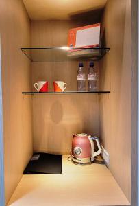 員山鄉的住宿－枕民宿，配有茶壶和瓶装水的橱柜