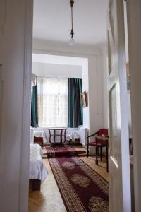 een kamer met een bed en een raam bij Gutsa Artists Mini-Hotel in Tbilisi City