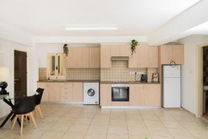 - une cuisine avec des placards en bois et un réfrigérateur blanc dans l'établissement City center appartments, à Nicosie
