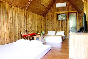 TV a/nebo společenská místnost v ubytování Coco Island Cồn Phụng