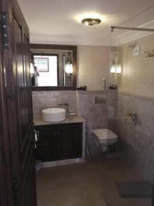 La salle de bains est pourvue d'un lavabo et de toilettes. dans l'établissement Riad Dalla Santa, à Marrakech