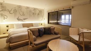 加賀的住宿－吉田屋山王閣日式旅館，客厅配有沙发和1张床
