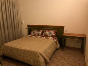 a bedroom with a bed with a nightstand and a bed sidx sidx sidx sidx at B&B ConcaVerde in Sogliano al Rubicone