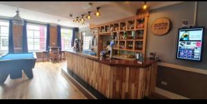 um bar num restaurante com mesa de bilhar em Bold Arms em Beaumaris