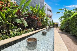 Garður fyrir utan Element on Coolum Beachfront Sunshine Coast