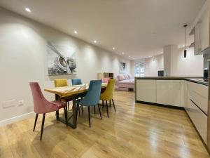 A kitchen or kitchenette at Mk77 - Gran Via