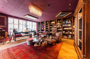 - un salon avec un plafond violet, une table et des chaises dans l'établissement Hotel ChiemseePanorama, à Gstadt am Chiemsee
