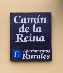 una señal que dice cantina de la reina antigüitires en Camín de la reina, en San Juan de Parres