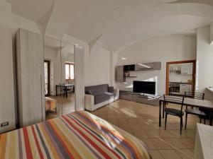 1 dormitorio con 1 cama y sala de estar en Il Fiocco Dla Duja di Ciriè, en Cirié