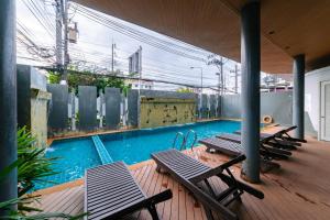 Bazén v ubytování Ratana Hotel Sakdidet, PHUKET TOWN nebo v jeho okolí