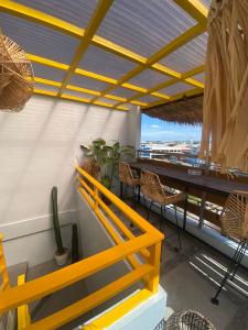 馬尼拉的住宿－Rain Airport Bed and Breakfast，一间设有桌子和黄色栏杆的用餐室